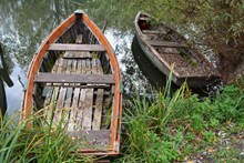 废弃木船只高清图片