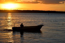 海上落日渔船图片素材