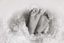 婴儿小脚丫黑白摄影图精美图片