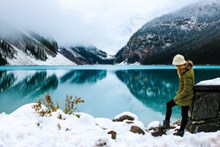 冬季湖边一个人高清图片