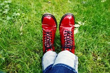 草地上红鞋子高清图