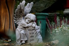 小天使雕像图片下载