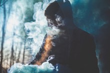 烟雾缭绕抽烟男子图片下载