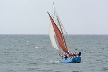 海洋行驶小帆船高清图片