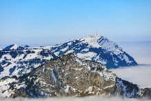 瑞士冬天雪山风景图片下载