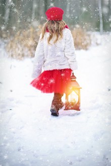 雪中女孩背影高清图片