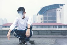 男人孤独吸烟的图片下载
