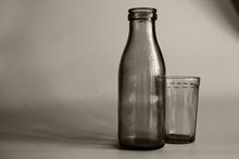 静物玻璃瓶黑白精美图片