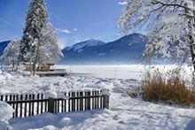 冬天高山湖泊雪景图片素材