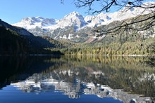 雪山湖泊景观图片素材