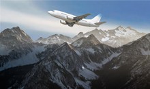 雪山上飞行飞机高清图片