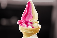 双色甜筒冰淇淋图片素材