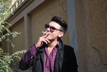 男子抽烟的高清图片