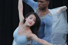天鹅湖双人芭蕾舞精美图片
