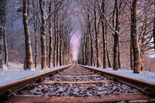 雪后阳光火车轨道图高清图片
