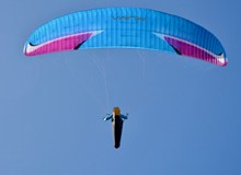 蓝色滑翔伞降落图片下载
