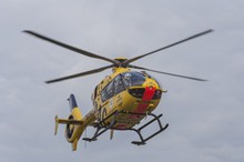 飞行救援直升机图片
