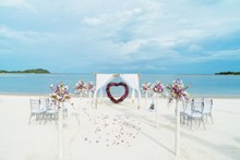 海滩浪漫婚礼布置图片