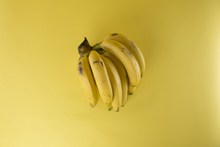 熟香蕉黄色背景高清图片