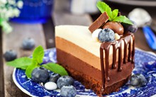 蓝莓巧克力味蛋糕高清图