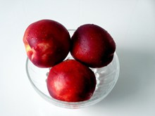 三个红桃子精美图片