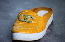 黄色香奈儿品牌鞋高清图