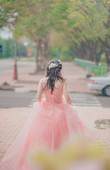 粉色系婚纱照背影高清图片