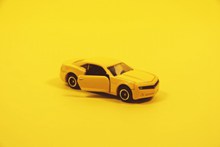 黄色玩具汽车黄色背景图片大全