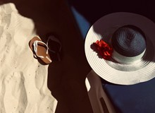 沙滩草帽与拖鞋精美图片