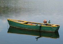 湖面小木船精美图片