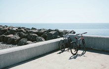 海边自行车高清图