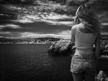 海边美女背影黑白照精美图片