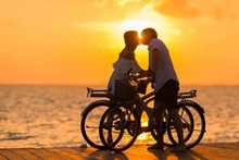 单车情侣接吻高清图片