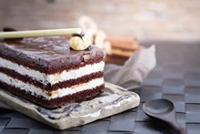巧克力奶油方块蛋糕高清图片