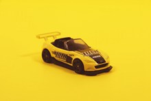 玩具跑车黄色背景高清图