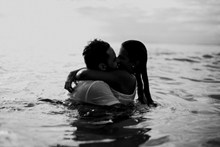 水中情侣激情接吻图片素材