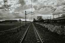 铁路黑白风景图片下载