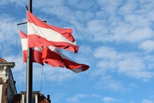 奥地利国旗迎风飘扬图片