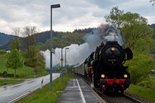 铁路行驶蒸汽机车图片素材