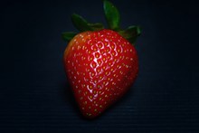 一颗鲜红草莓高清图