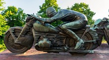 摩托车手铜像精美图片