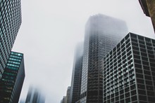 雾中的高楼大厦图片素材