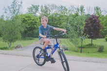 骑自行车的小男孩高清图片