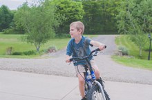 小男孩骑单车图片大全