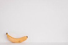 黄色香蕉空白背景高清图片