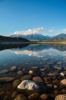 清澈见底湖水图片下载