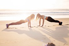 双人瑜伽海边人体摄影高清图片