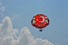 空中悬挂滑翔伞图片素材