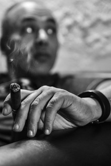 抽烟男人黑白照高清图片