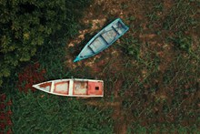 废弃小型渔船图片素材